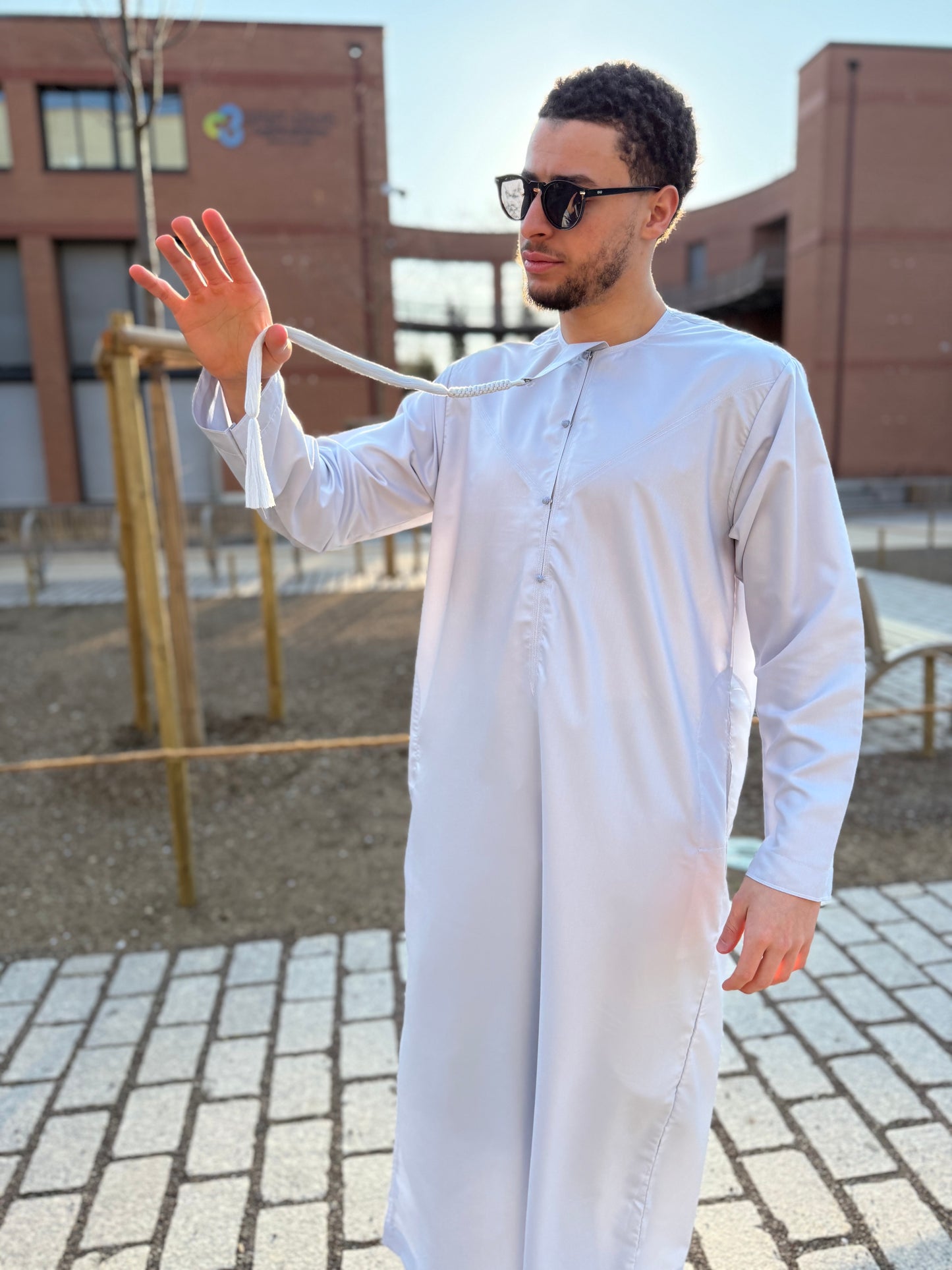 Emiratis Gris